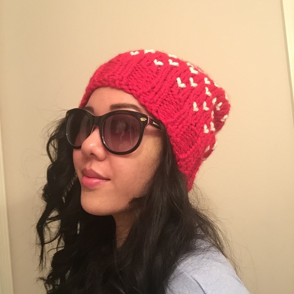 😍 Holiday red and white heart beanie! - Picture 3 of 4